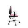 Silla de oficina Elche con mecanismo Asincro tapizada con Tela color Rosa. Equipada con Base cromada, Brazos 1D y Ruedas 65 mm parqué