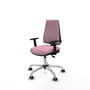 Silla de oficina Elche con mecanismo Asincro tapizada con Tela color Rosa. Equipada con Base cromada, Brazos 1D y Ruedas 65 mm parqué