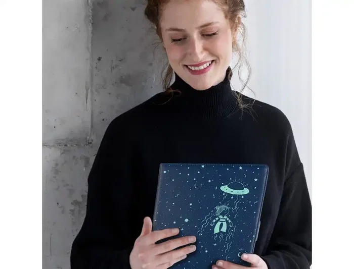 Wondee Funda Universal para Tablet 10.2-10.4 Pulgadas La Volátil® - Diseño Artístico, Protección contra Golpes y Arañazos, Ilustración Exclusiva, Ideal para Uso Diario