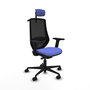 Silla de oficina Mardos con mecanismo Sincro/Traslack tapizada con Tela color Azul claro y malla color Negro. Equipada con lumbar 1D, Brazos 2D, Cabecero 2D y Ruedas 65mm nailon