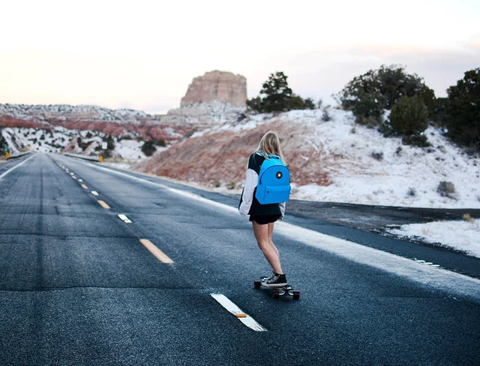 Antartik Mochila Azul con Asas Acolchadas, Bolsillos con Cremallera, Compartimento para Portátil y Dimensiones 310x160x410 mm