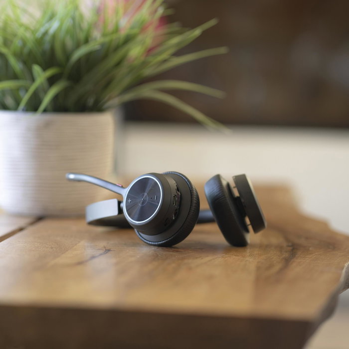 HP Poly Voyager 4320 USB-C Headset + BT700 dongle Negro HP Poly Voyager 4320 USB-C Headset + BT700 dongle Negro