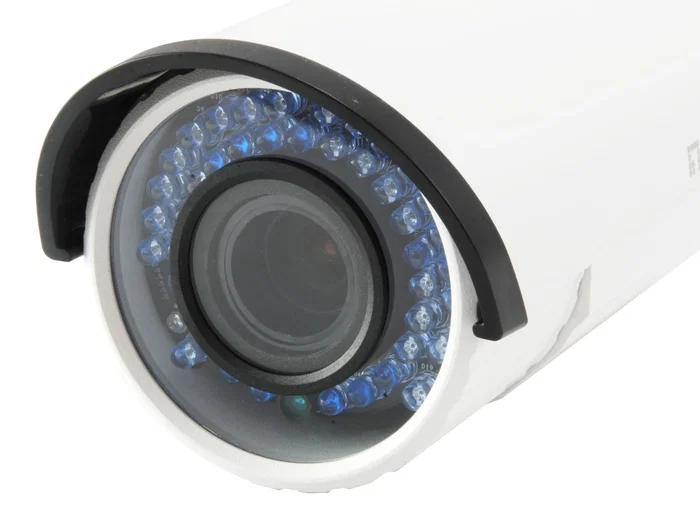 LevelOne FCS-5060 Cámara Bala IP de Seguridad Exterior 2MP/1080p con PoE, Visión Nocturna 30m, Zoom Óptico 4x, Resistente IP66, Alimentación por Ethernet