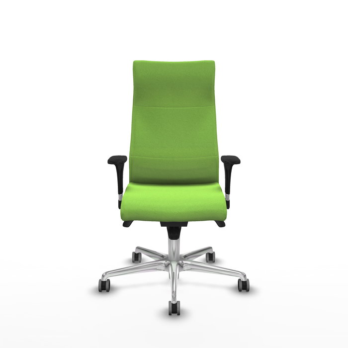 Sillón Albacete con mecanismo Sincro tapizada con Tela color Pistacho. Equipado con Base aluminio, Brazos 1D y Ruedas 65 mm parqué