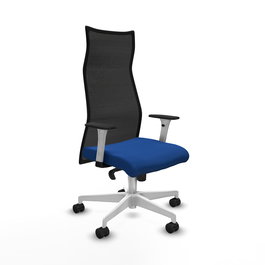 Sillón Albacete con mecanismo Sincro tapizada con Similpiel color Azul y malla color Negro. Equipado con Base poliamida blanca, Brazos 1D y Ruedas 65mm nailon