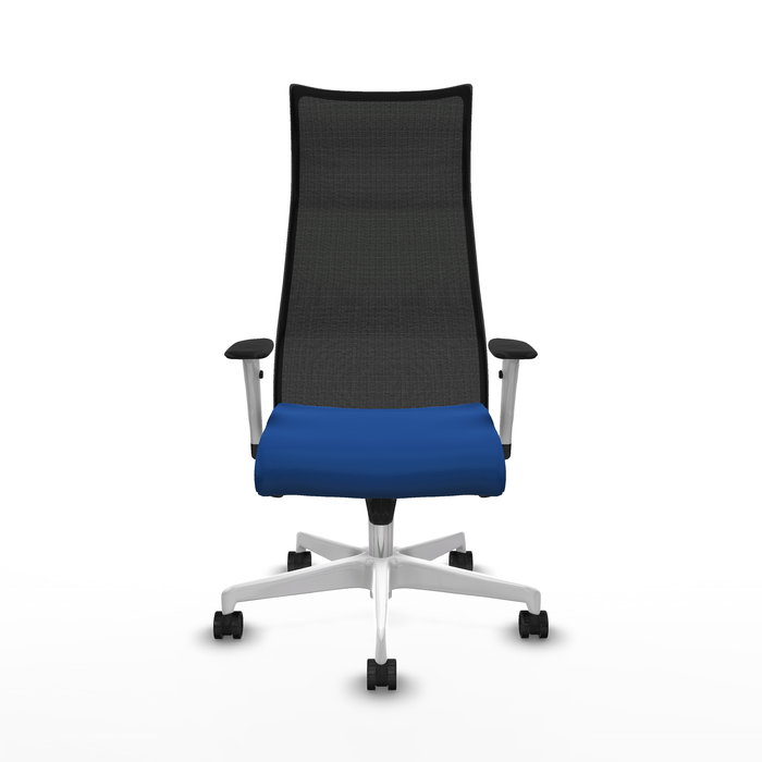 Sillón Albacete con mecanismo Sincro tapizada con Similpiel color Azul y malla color Negro. Equipado con Base poliamida blanca, Brazos 1D y Ruedas 65mm nailon