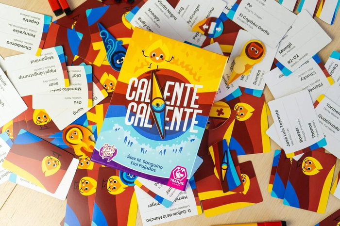 Tranjis Games Juego de Mesa Caliente Caliente - Juego de Deducción y Pistas, 70 Cartas, 26 Pizarras, Rotuladores