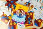 Tranjis Games Juego de Mesa Caliente Caliente - Juego de Deducción y Pistas, 70 Cartas, 26 Pizarras, Rotuladores