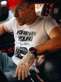 Radikal Revolution RKE301052XL - Camiseta Forever Young Blanca Talla 2XL - Diseño Homenaje BMW E30, Juventud Eterna y Pasión por los Coches