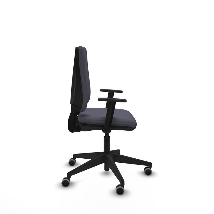 Silla de oficina Elche con mecanismo Contacto permanente básico tapizada con Tela color Gris oscuro. Equipada con Base piramidal negra, Brazos 1D y Ruedas 65 mm parqué