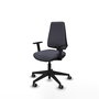 Silla de oficina Elche con mecanismo Contacto permanente básico tapizada con Tela color Gris oscuro. Equipada con Base piramidal negra, Brazos 1D y Ruedas 65 mm parqué