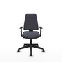 Silla de oficina Elche con mecanismo Contacto permanente básico tapizada con Tela color Gris oscuro. Equipada con Base piramidal negra, Brazos 1D y Ruedas 65 mm parqué