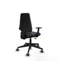 Silla de oficina Elche con mecanismo Contacto permanente básico tapizada con Tela color Gris oscuro. Equipada con Base piramidal negra, Brazos 1D y Ruedas 65 mm parqué