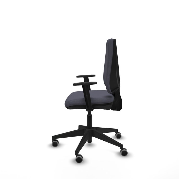 Silla de oficina Elche con mecanismo Contacto permanente básico tapizada con Tela color Gris oscuro. Equipada con Base piramidal negra, Brazos 1D y Ruedas 65 mm parqué
