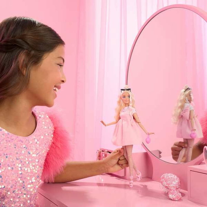 Mattel Barbie Deluxe con vestido babydoll rosa y lazo