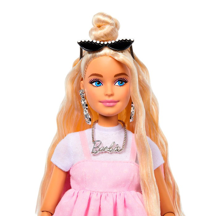 Mattel Barbie Deluxe con vestido babydoll rosa y lazo