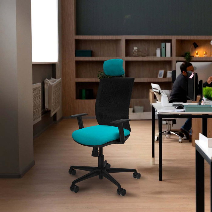 Silla de oficina Yunquera con mecanismo Sincro tapizada con Tela color Lila y malla color Negro. Equipada con lumbar 1D, Brazos 1D, Cabecero 1D y Ruedas 65mm nailon