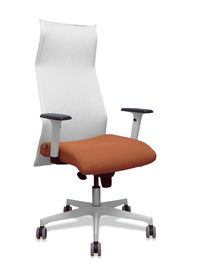 Sillón Albacete con mecanismo Sincro tapizada con Tela color Marrón y malla color Blanco. Equipado con Base poliamida blanca, Brazos 1D y Ruedas 65 mm parqué