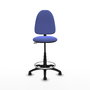 Taburete Aýna con mecanismo Contacto permanente básico tapizada con Tela color Azul claro. Equipado con Base poliamida negra, Sin brazos y Ruedas de parqué