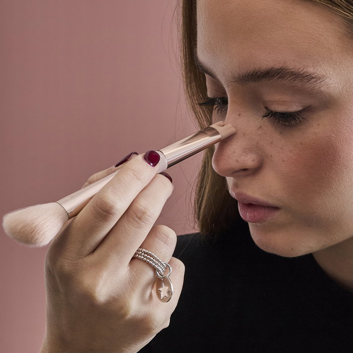 Cosmetic Club Brocha Contorno Nariz 2 en 1 - Pincel para Definir y Difuminar Laterales de la Nariz, Herramienta para Esculpir con Puntas Redondeada y Plana Tipo Horquilla, 15 cm