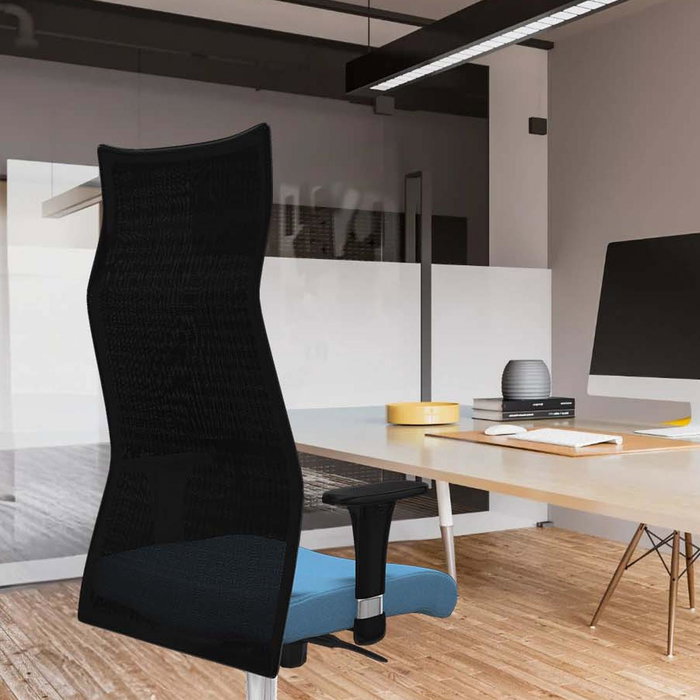 Sillón Albacete con mecanismo Sincro tapizada con Tela color Verde botella y malla color Blanco. Equipado con Base aluminio, Brazos 1D y Ruedas 65 mm parqué