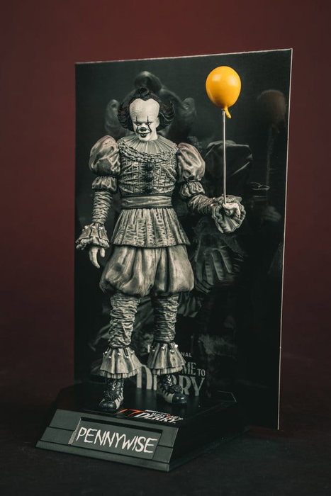 McFarlane Toys Movie Maniacs Figura Pennywise (Black & White)
