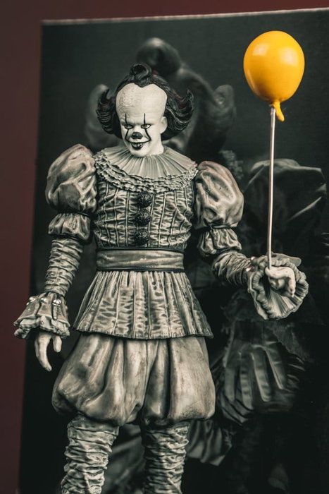 McFarlane Toys Movie Maniacs Figura Pennywise (Black & White)