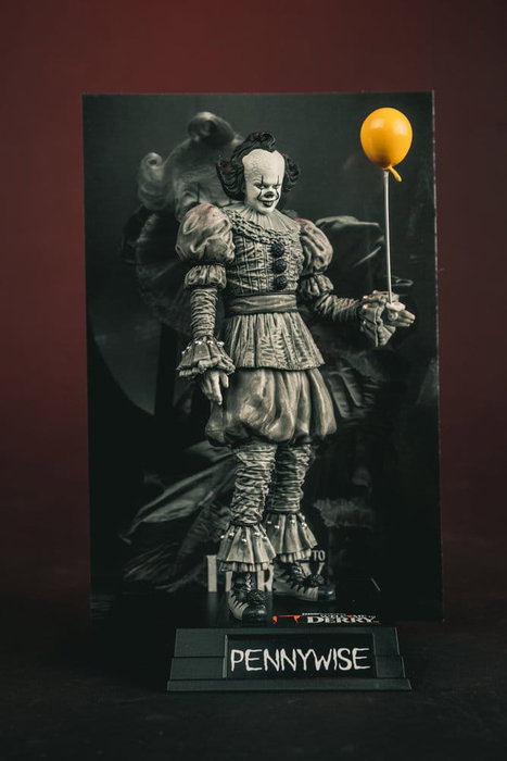 McFarlane Toys Movie Maniacs Figura Pennywise (Black & White)
