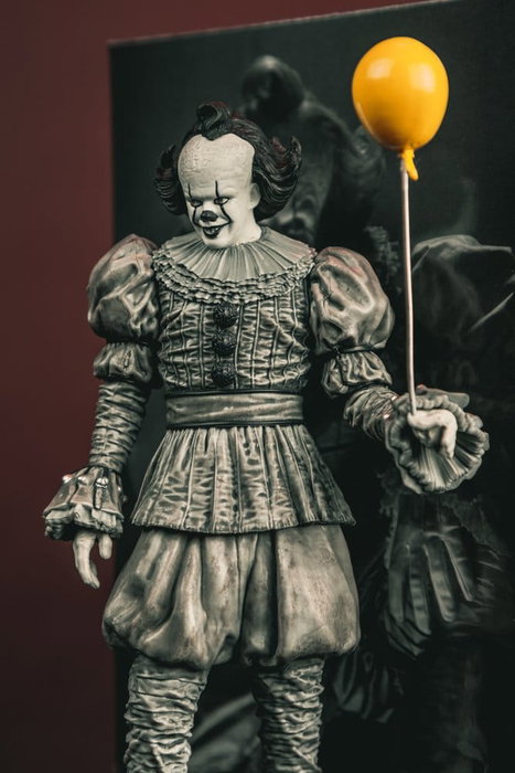 McFarlane Toys Movie Maniacs Figura Pennywise (Black & White)