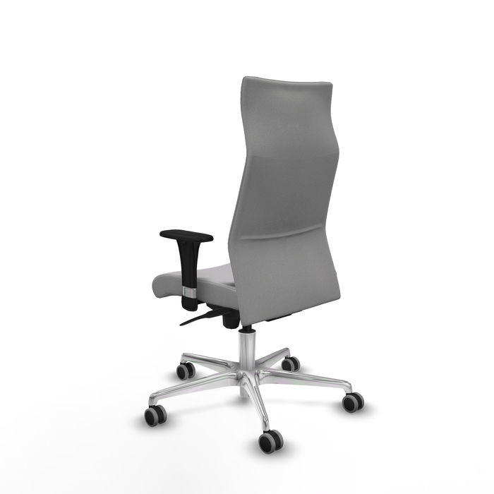 Sillón Albacete con mecanismo Sincro tapizada con Tela color Gris claro. Equipado con Base aluminio, Brazos 1D y Ruedas 65 mm parqué