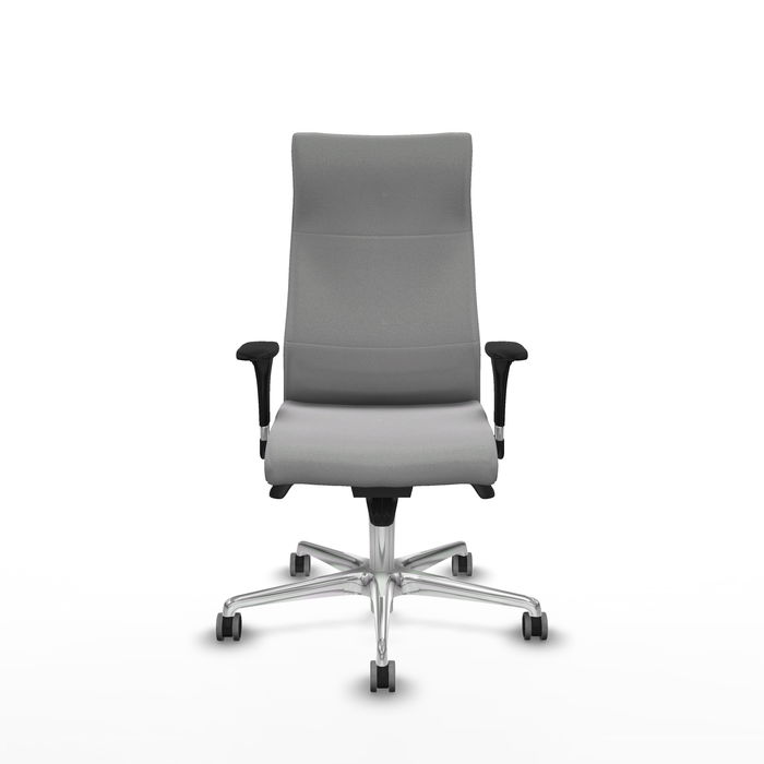 Sillón Albacete con mecanismo Sincro tapizada con Tela color Gris claro. Equipado con Base aluminio, Brazos 1D y Ruedas 65 mm parqué