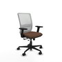 Silla de oficina Haches con mecanismo Sincro/Traslack tapizada con Tela color Marrón oscuro y malla color Blanco. Equipada con lumbar 1D, Brazos 2D y Ruedas 65mm nailon