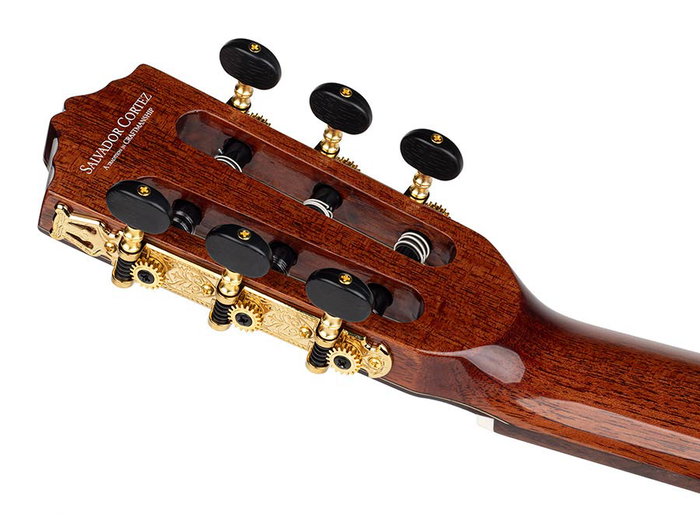 Salvador Cortez Guitarra Clásica 4/4 con Tapa de Cedro Macizo y Cutaway