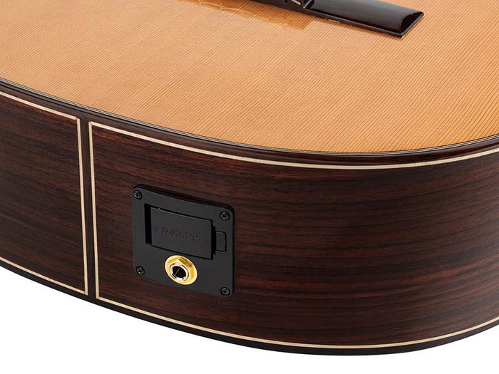 Salvador Cortez Guitarra Clásica 4/4 con Tapa de Cedro Macizo y Cutaway