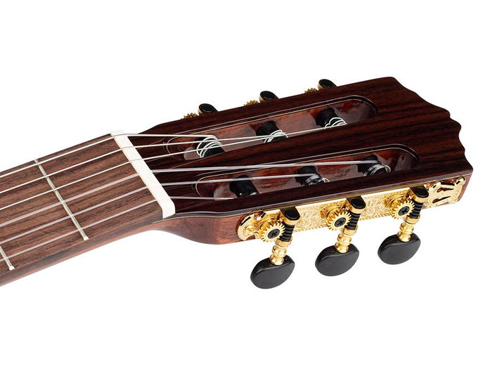 Salvador Cortez Guitarra Clásica 4/4 con Tapa de Cedro Macizo y Cutaway