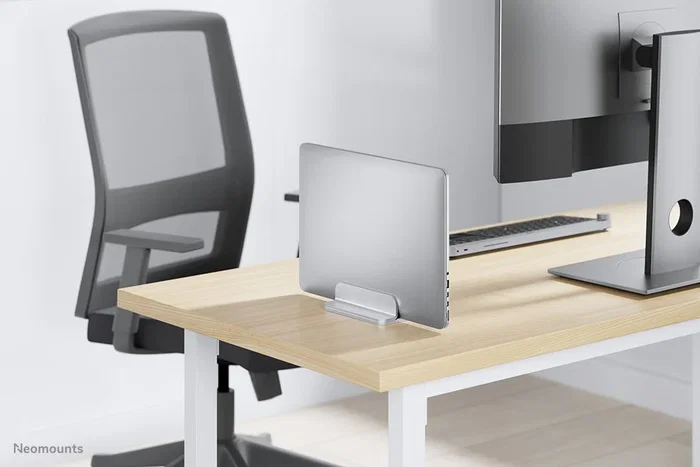 Neomounts NSLS300SILVER Soporte Vertical para Laptop - Aluminio Plata, Ajustable (11"-17"), Ahorra Espacio en el Escritorio