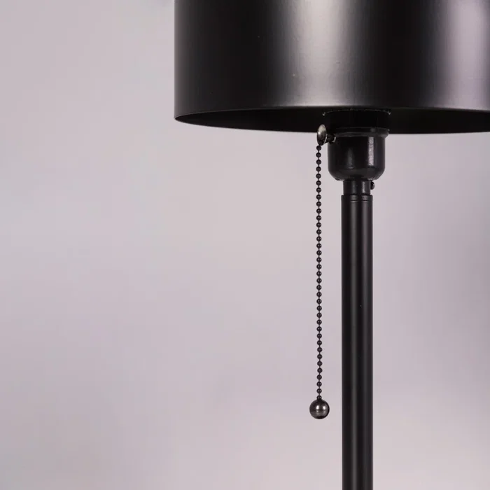 Lámpara de Mesa Messina SKD-T1010, diseño en acero con interruptor de tirador para bombilla LED E27, ideal para salón o dormitorio