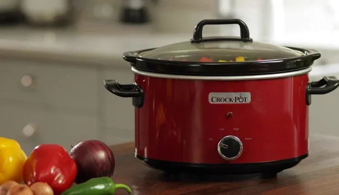 Crock-Pot SCV400RD Olla de Cocción Lenta 3,5 Litros para 4 Personas, 2 Ajustes de Temperatura, Tazón Cerámico Extraíble, Color Negro y Rojo
