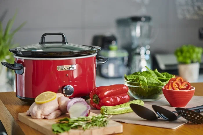 Crock-Pot SCV400RD Olla de Cocción Lenta 3,5 Litros para 4 Personas, 2 Ajustes de Temperatura, Tazón Cerámico Extraíble, Color Negro y Rojo