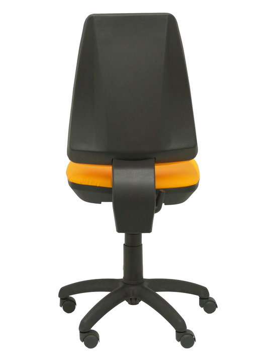 Silla de oficina Elche con mecanismo Contacto permanente básico tapizada con Similpiel color Naranja. Equipada con Base poliamida negra, Sin brazos y Ruedas de nailon 50 mm
