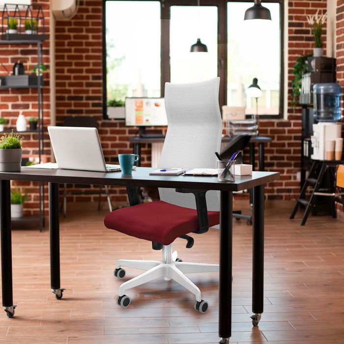 Sillón Albacete con mecanismo Sincro tapizada con Similpiel color Azul claro y malla color Blanco. Equipado con Base poliamida blanca, Brazos 2D y Ruedas 65 mm parqué