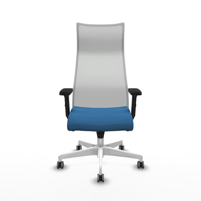 Sillón Albacete con mecanismo Sincro tapizada con Similpiel color Azul claro y malla color Blanco. Equipado con Base poliamida blanca, Brazos 2D y Ruedas 65 mm parqué