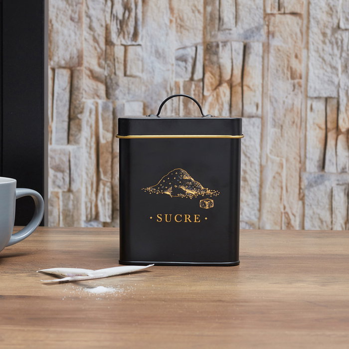 Cook Concept Bote Metal "Sucre" Lounge Negro Mate con Ilustraciones Doradas 11,6x11,6x16 cm Cook Concept Bote Metal "Sucre" Lounge Negro Mate con Ilustraciones Doradas 11,6x11,6x16 cm