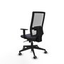 Silla de oficina Horna con mecanismo Sincro tapizada con Tela color Gris oscuro y malla color Blanco. Equipada con lumbar 1D, Brazos 1D y Ruedas 65 mm parqué
