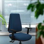 Silla de oficina Elche con mecanismo Asincro tapizada con Similpiel color Negro. Equipada con Base piramidal negra, Brazos 1D y Ruedas 65mm nailon