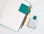 Antartik Portabolígrafo Autoadhesivo para Cuaderno Note con Elástico hasta 15 mm, Verde Aguamarina, Material PU, 40x40 mm