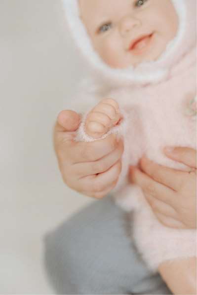 Muñecas Arias Muñeca Reborn Kira 45 cm Rosa con Saco de Dormir - Edad 3-99 años