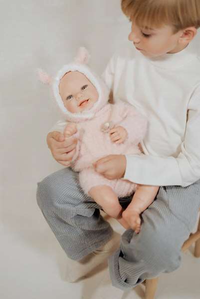 Muñecas Arias Muñeca Reborn Kira 45 cm Rosa con Saco de Dormir - Edad 3-99 años