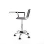 Taburete Robledo con mecanismo Giratorio de PVC color Gris claro. Equipado con Base cromada, No aplica y Ruedas autofrenantes