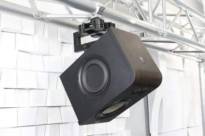 IsoAcoust V120 Soporte En C para Montaje de Altavoces Profesionales con Inclinación Ajustable